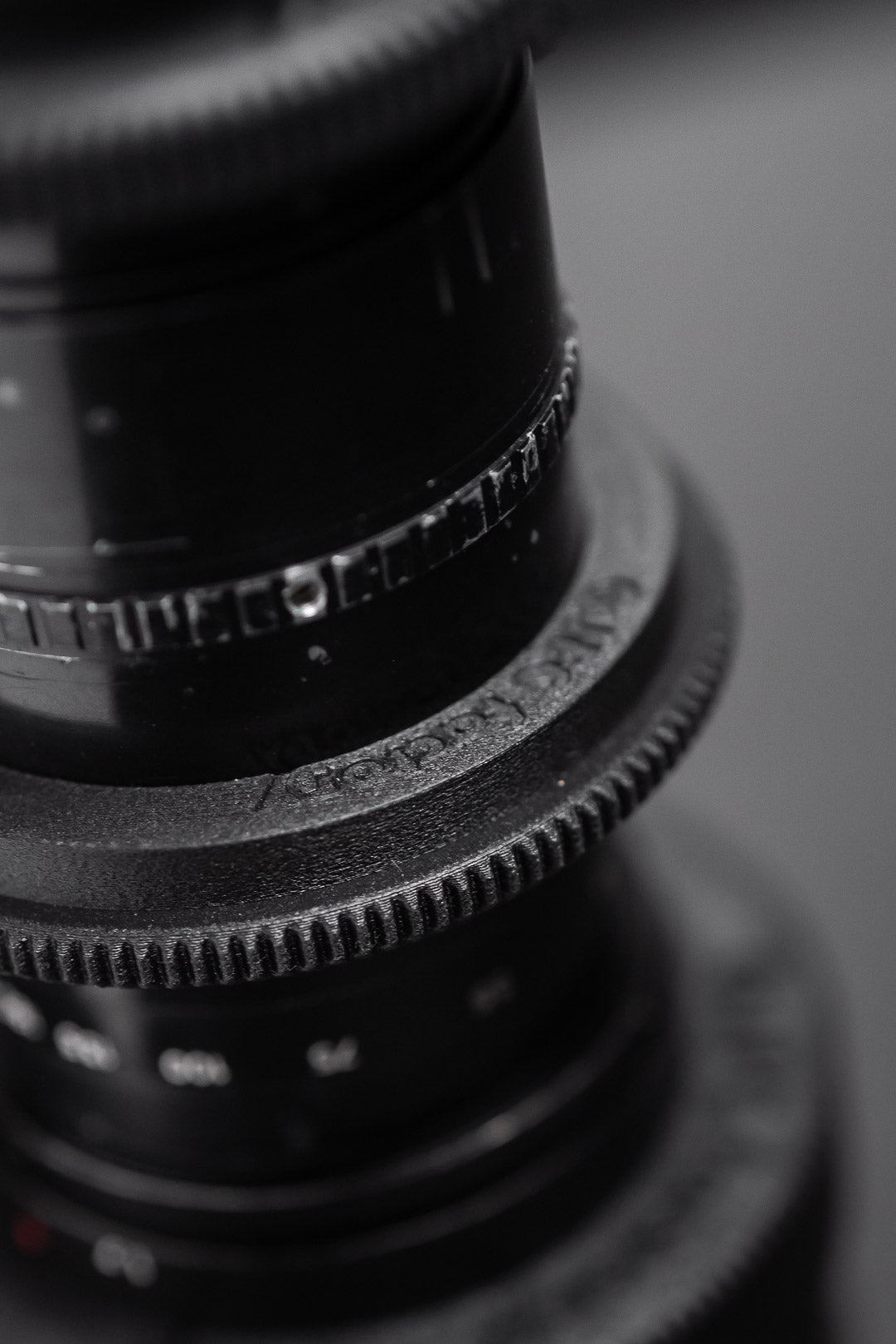 Ghiere di fuoco diaframma e zoom stampate in PAHT rinforzato in fibra di carbonio per obiettivo Angénieux