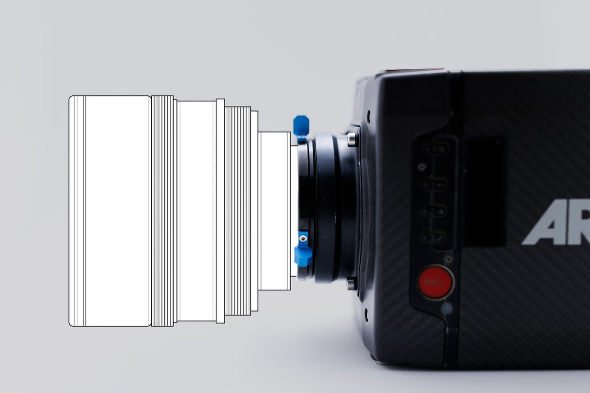 Arri Alexa Mini di profilo con le flat clip PL e la sagoma CAD di un'ottica sovrapposta