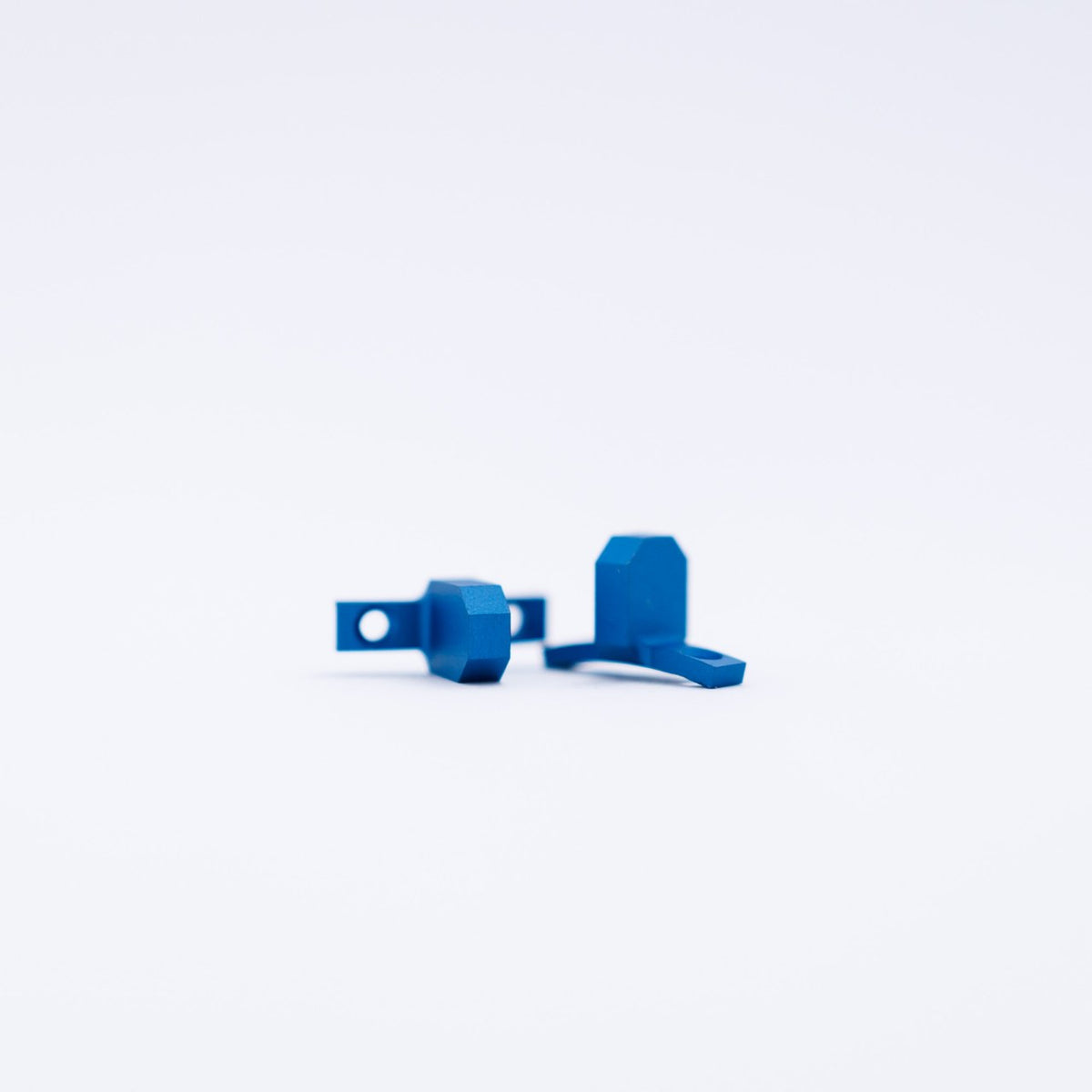 Dettaglio delle flat clip PL lavorate a CNC, con il foro di fissaggio al corpo macchina