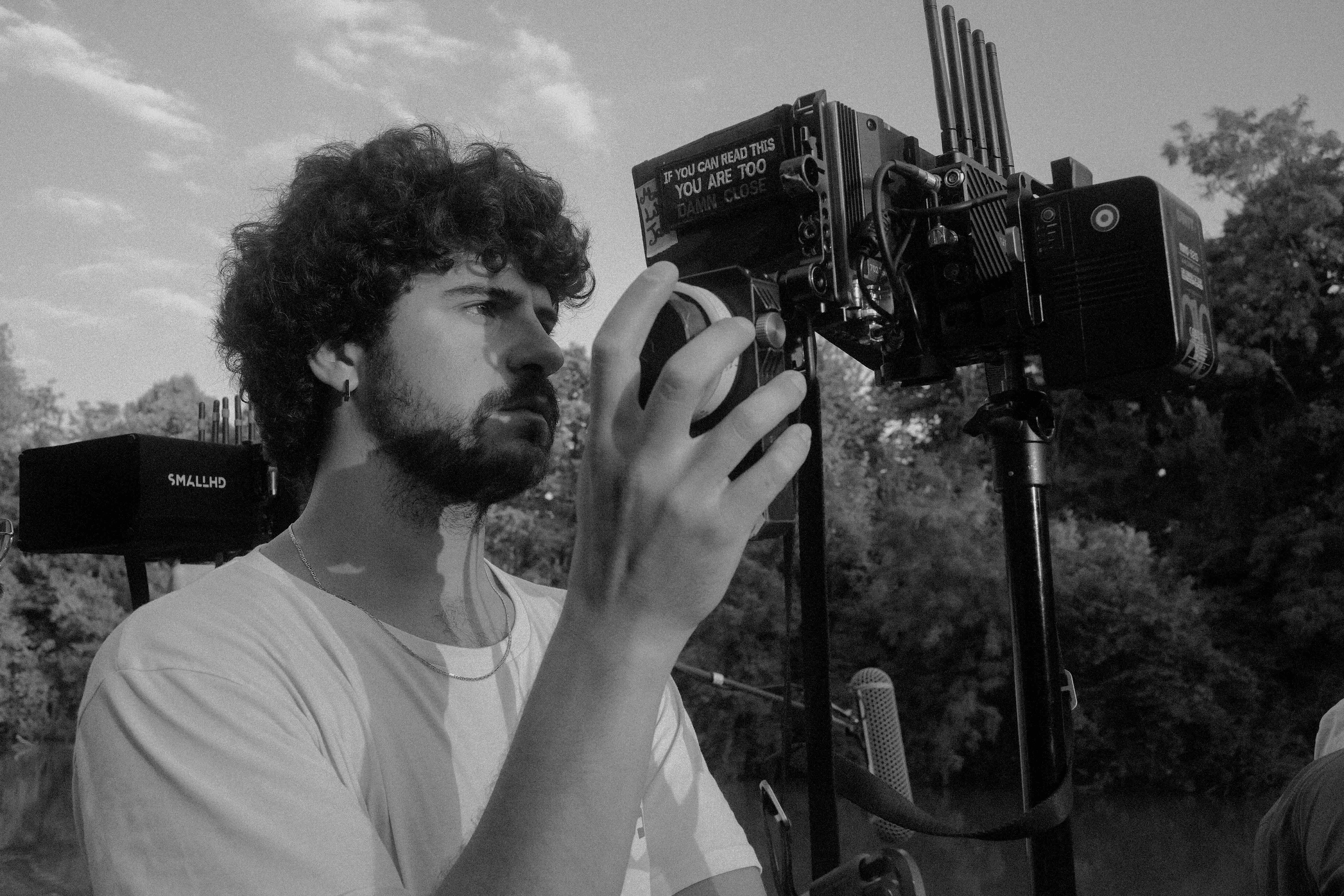 Giacomo Piccolo, co-fondatore di GJFC Factory, al lavoro su un'ottica cinematografica